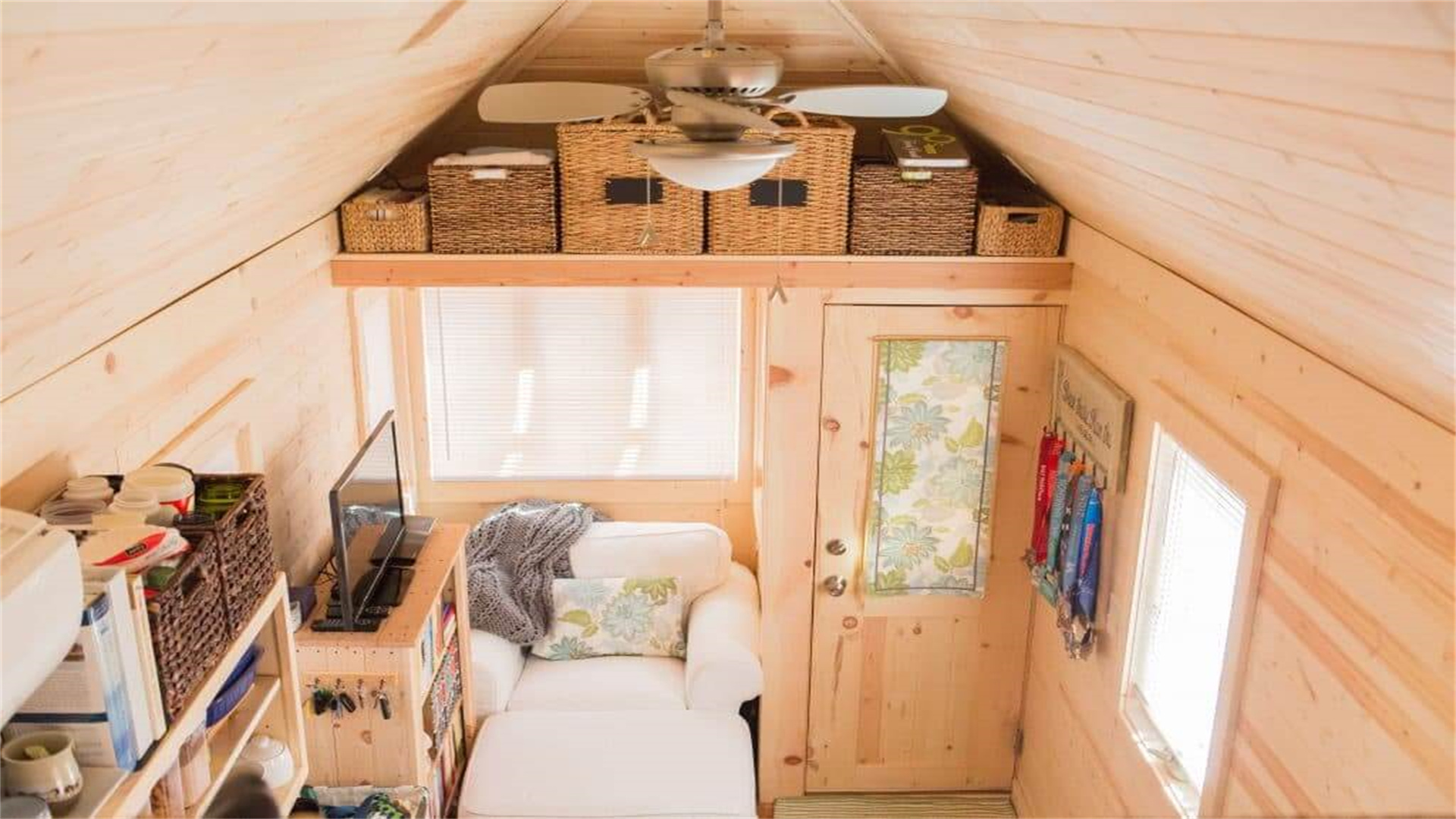 垂直空間を最大限に活用するためのキャビン収納ロフトの建設