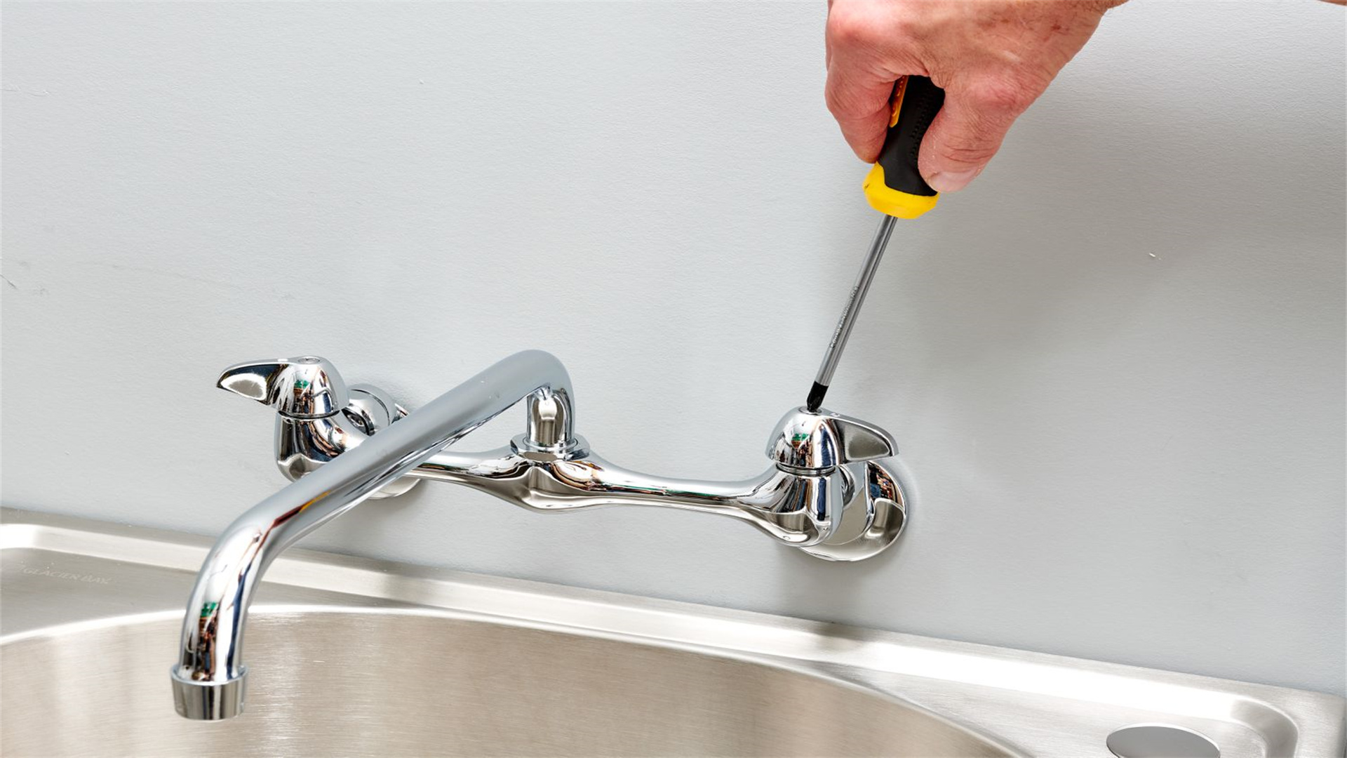 簡単な工具でできる、日常的な家のメンテナンスに役立つ9つの実用的なDIYソリューション