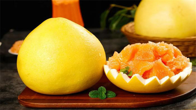 When buying pomelos, should you choose the pointed or round ones? 